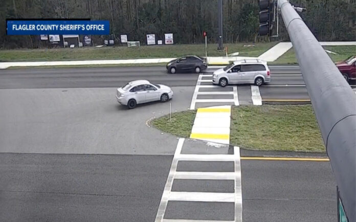 Homem é filmado a conduzir em marcha-atrás em estrada nos EUA