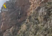 Mulher resgatada após ficar suspensa em tirolesa em Granada