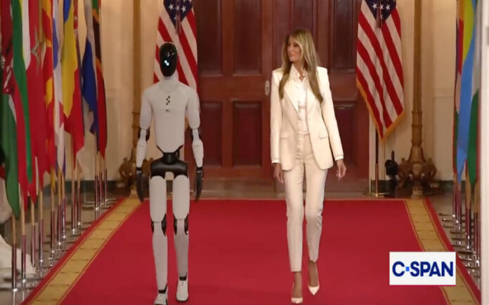 Robô humanoide chama atenções em evento com Melania Trump na Casa Branca