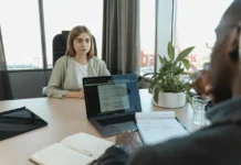 Jovem decide entrevistar pretendentes como se fosse uma vaga de emprego