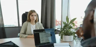 Jovem decide entrevistar pretendentes como se fosse uma vaga de emprego