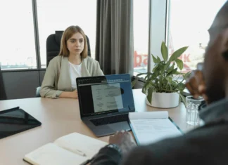 Jovem decide entrevistar pretendentes como se fosse uma vaga de emprego