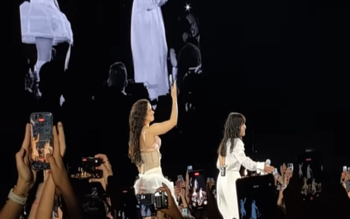 Carminho e Rosalía emocionam com dueto inesperado na MEO Arena