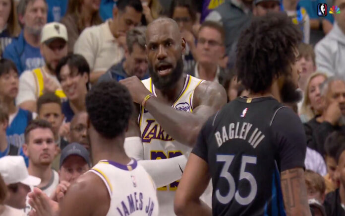 LeBron dá raspanete ao filho durante jogo dos Lakers