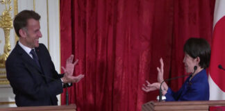 Macron e líder japonesa surpreendem com gesto de Dragon Ball em Tóquio