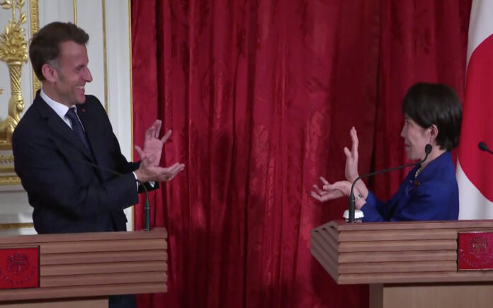 Macron e líder japonesa surpreendem com gesto de Dragon Ball em Tóquio