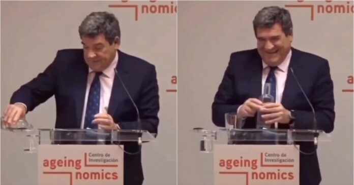 Presidente-do-Banco-Central-espanhol-confunde-porta-copos-com-copo-ao-colocar-agua-e-nao-contem-o-riso