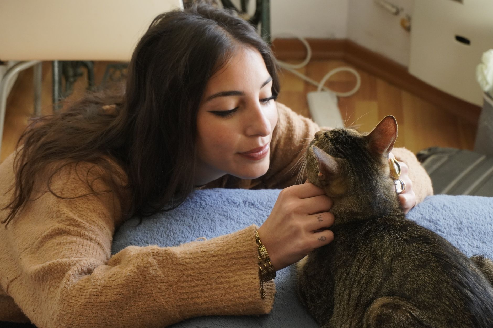 Mulher a interagir com um gato.